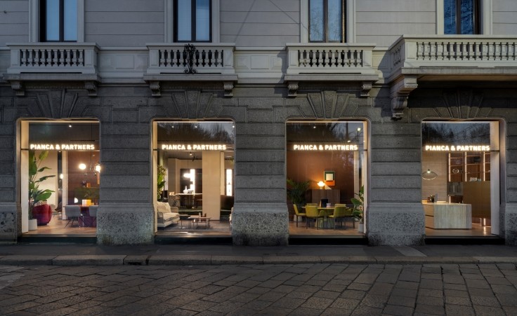 https://piancaandpartners.it/wp-content/uploads/2025/04/PiancaPartners_vetrine_milano.jpg